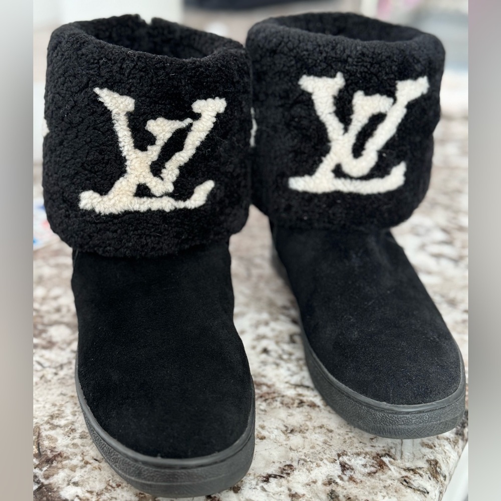 LV UGGs type booties in black size 39